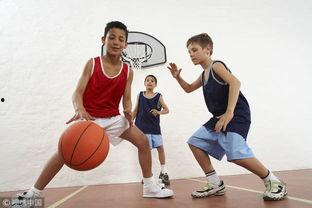 网红吃瓜打篮球视频,趣味横生一幕引网友热议